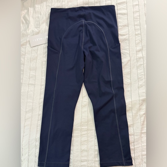 NWT Athleta Women's Navy Ultimate Stash Pocket Capri Leggings Size M - Picture 6 of 8